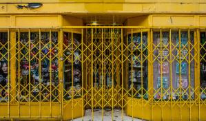 La pandemia silencia Madrid y cierra sus tiendas