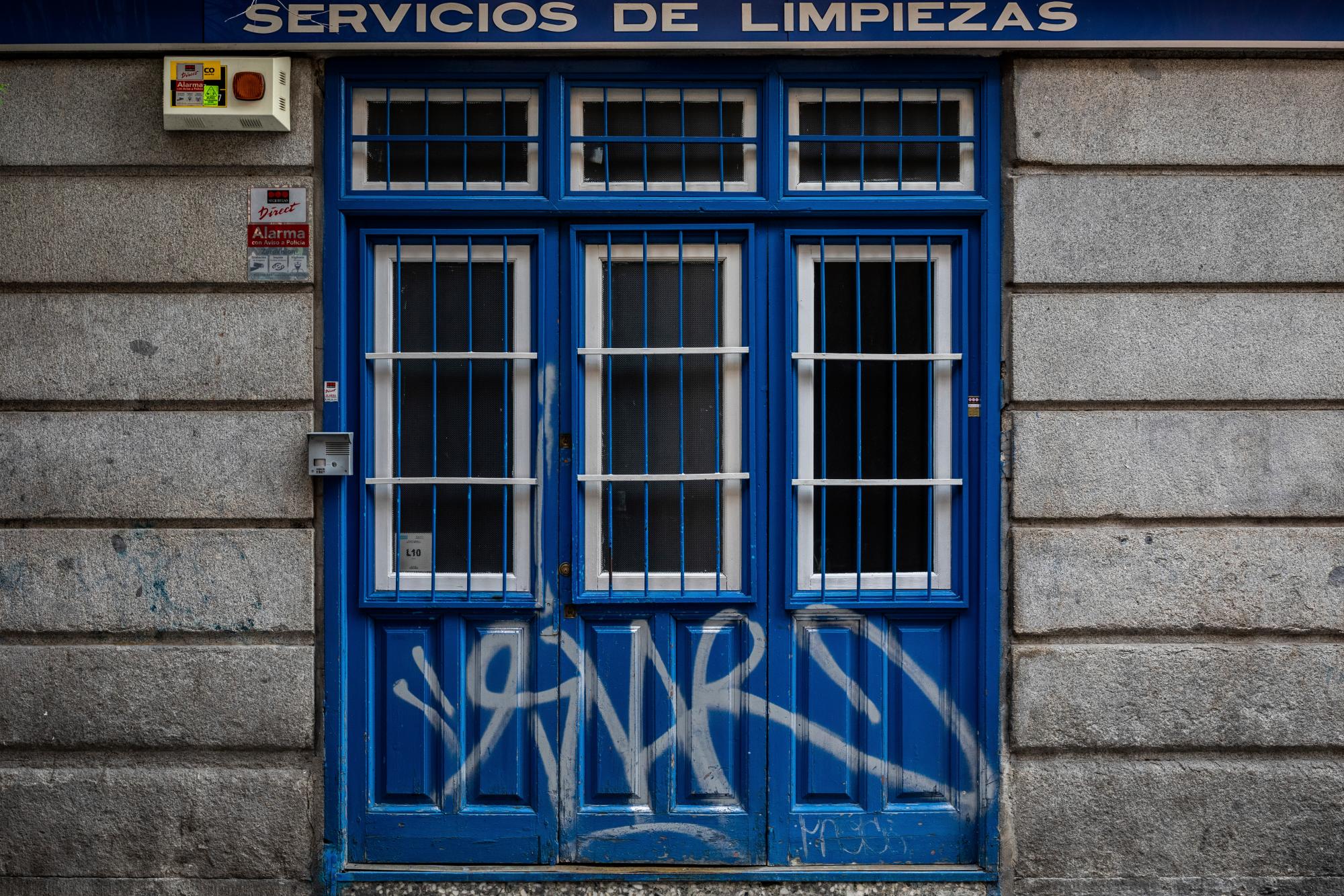 En esta foto del lunes 20 de abril de 2020, detalle de la entrada de un negocio de limpieza cerrado durante el brote de coronavirus en Madrid, España. La Confederación Española de Comercio, que representa a miles de pequeñas empresas, dice que hasta el 30% de ellas en todo el país cerrarán sus puertas para siempre a menos que reciban ayuda financiera del gobierno. Las autoridades españolas están relajando gradualmente las medidas de confinamiento, pero aún no se sabe cuándo podrán reabrir las tiendas. (Foto AP / Bernat Armangue)