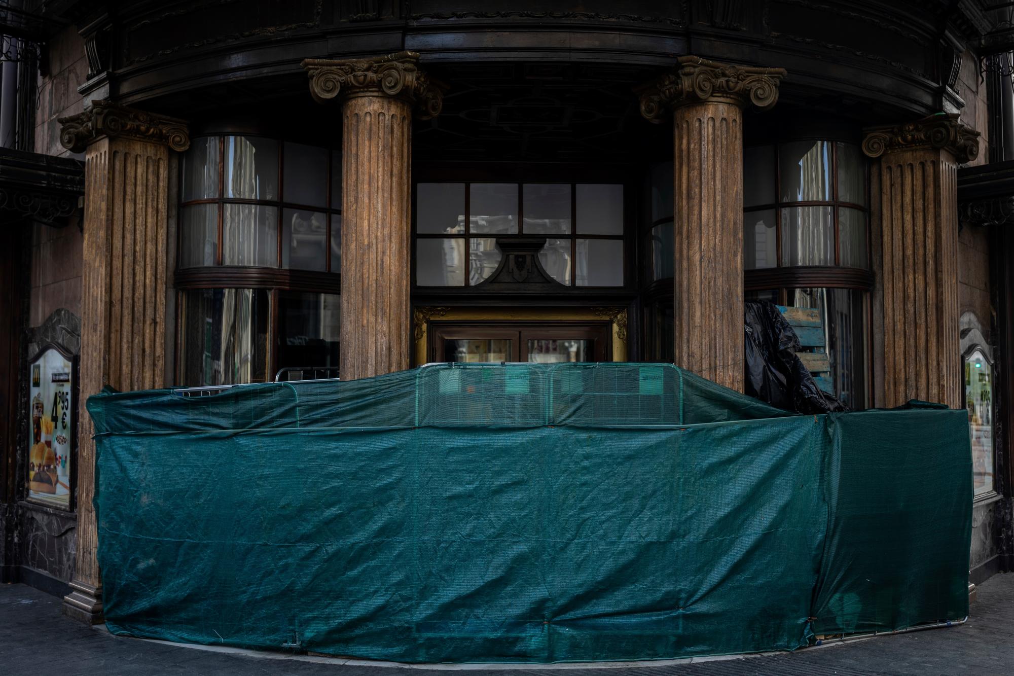 En esta foto del lunes 20 de abril de 2020, una estructura improvisada bloquea la entrada de un restaurante de comida rápida cerrado durante el brote de coronavirus en Madrid, España. La Confederación Española de Comercio, que representa a miles de pequeñas empresas, dice que hasta el 30% de ellas en todo el país cerrarán sus puertas para siempre a menos que reciban ayuda financiera del gobierno. (AP Photo / Bernat Armangue)