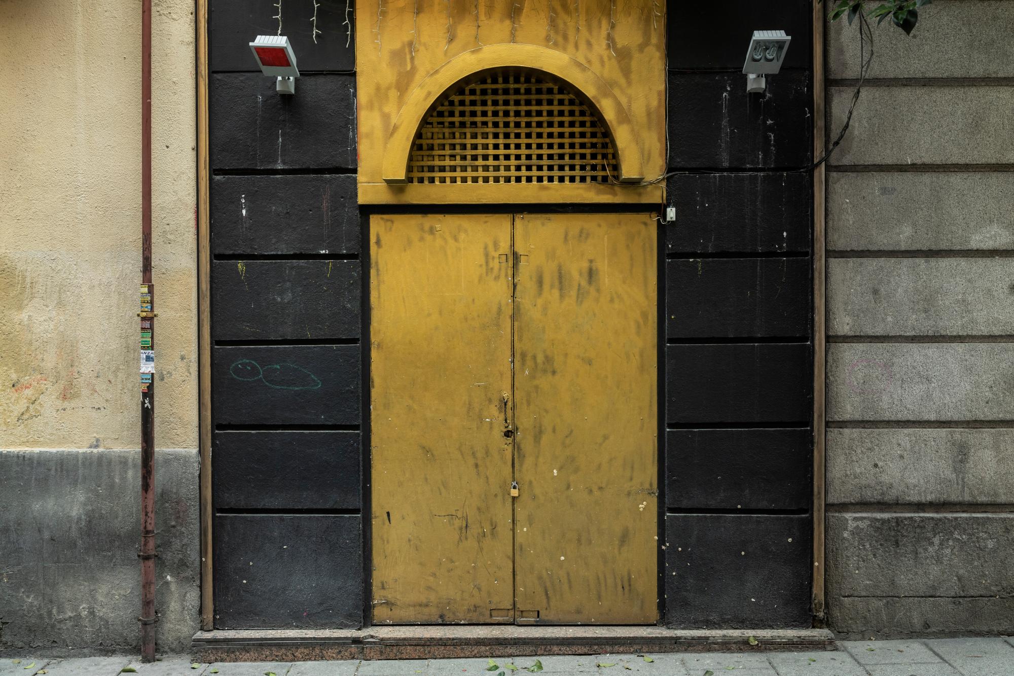 En esta foto del lunes 20 de abril de 2020, detalle de la entrada de una sauna cerrada durante el brote de coronavirus en Madrid, España. La Confederación Española de Comercio, que representa a miles de pequeñas empresas, dice que hasta el 30% de ellas en todo el país cerrarán sus puertas para siempre a menos que reciban ayuda financiera del gobierno. Las autoridades españolas están relajando gradualmente las medidas de confinamiento, pero aún no se sabe cuándo podrán reabrir las tiendas. (Foto AP / Bernat Armangue)