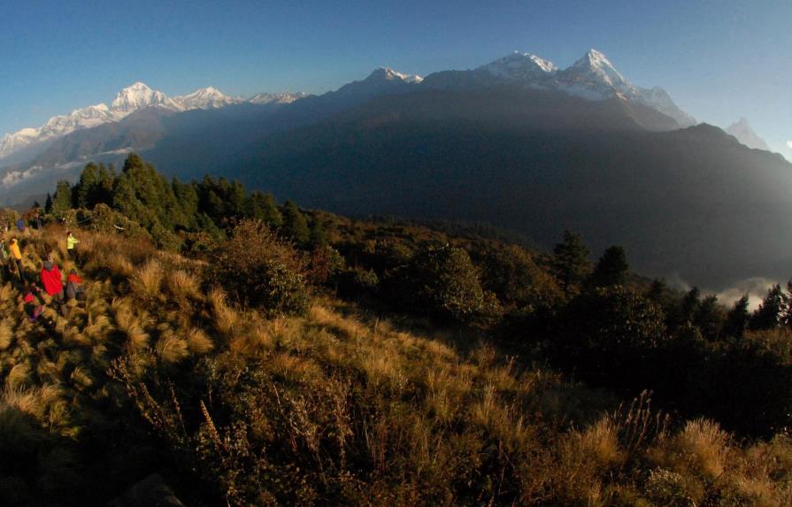 Hallan montañistas muertos en Nepal
