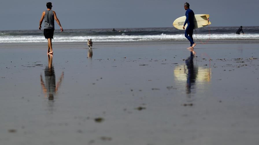 El calor abarrota las playas de California y golpea confinamiento por la pandemia