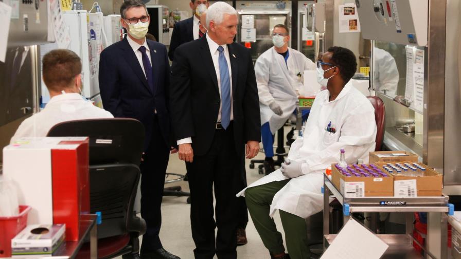 Pence ignora las normas sobre mascarillas de un hospital durante una visita Pence ignora las normas sobre mascarillas de un hospital durante una visita