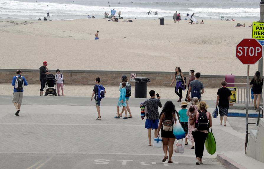 California ordena el cierre de las playas abarrotadas durante fin de semana