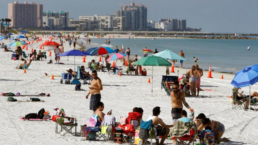 Las playas llenas y el COVID-19 en aumento en la reapertura de Florida