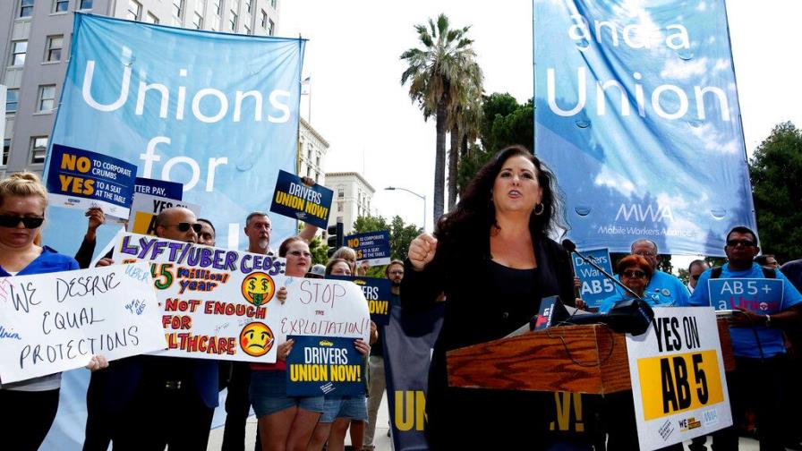 California demanda a Uber por no dar a conductores la categoría de empleados