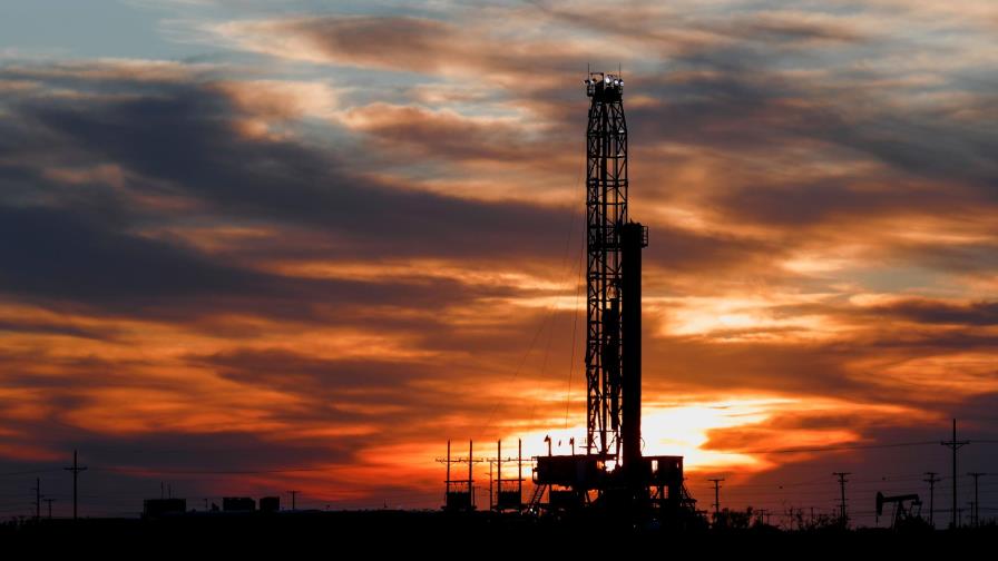 Petróleo baja a pesar de caída inesperada de stocks en EEUU