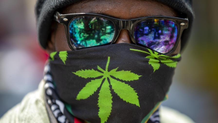 Líder de estudio sobre impacto de COVID-19 en usuarios de marihuana: no fumen