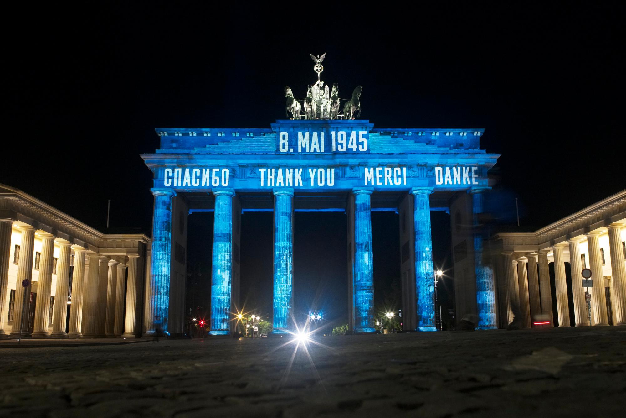 La histórica Puerta de Brandenburgo de Alemania se ilumina para conmemorar el 75 aniversario del Día de la Victoria y el final de la Segunda Guerra Mundial en Europa, en Berlín, Alemania, el viernes 8 de mayo de 2020. Con la proyección de la palabra “Gracias” en varios idiomas Berlín conmemora la liberación de Alemania por las fuerzas aliadas en 1945. (Foto AP / Markus Schreiber)