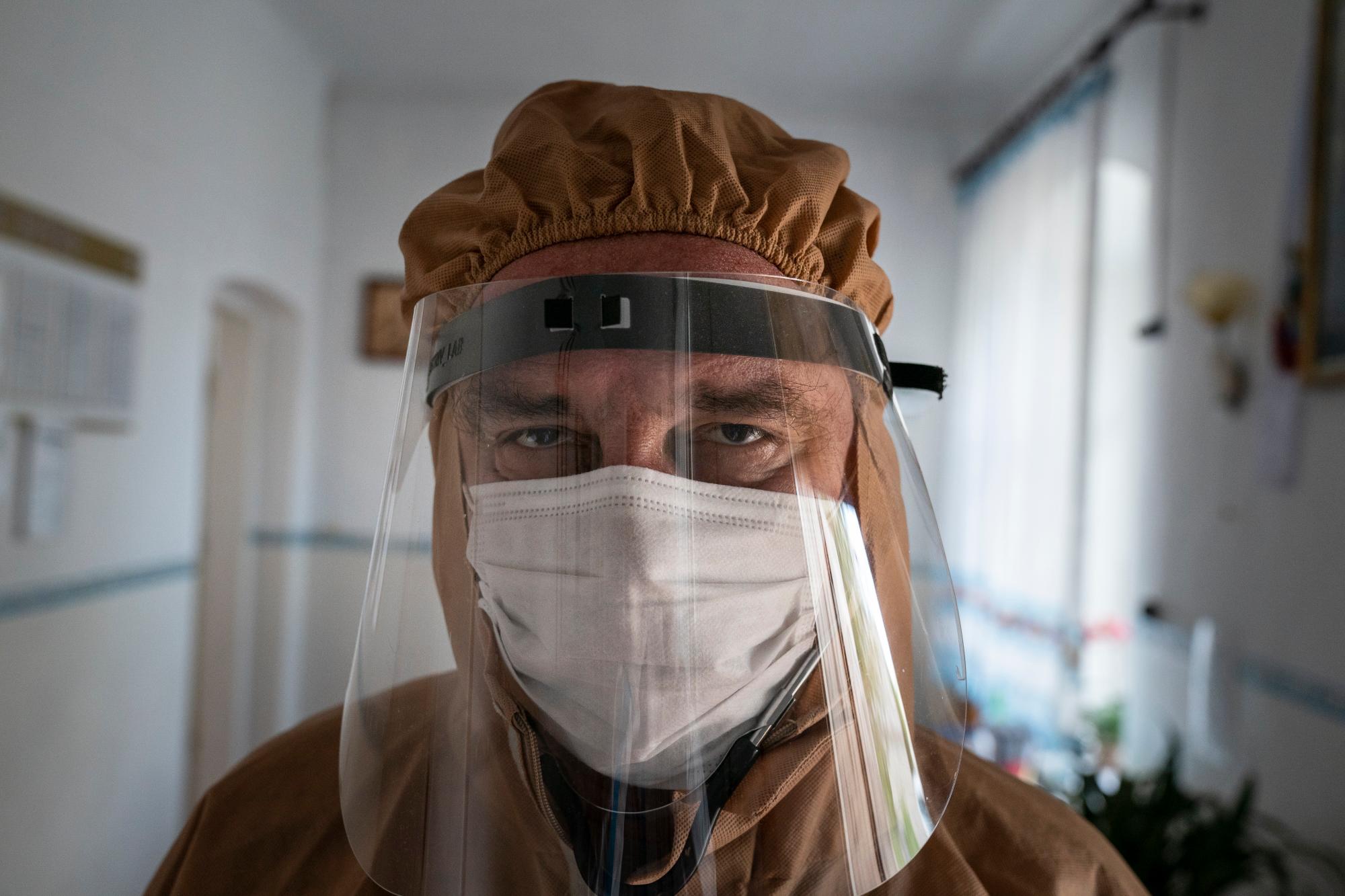 En esta foto tomada el viernes 1 de mayo de 2020, el doctor Ivan Venzhynovych, con un traje especial para protegerse contra el coronavirus, posa para una foto después del examen matutino de pacientes con coronavirus en un hospital de Pochaiv, Ucrania. El problemático sistema de salud de Ucrania ha sido abrumado por COVID-19, a pesar de que ha reportado un número relativamente bajo de casos. (Foto AP / Evgeniy Maloletka)