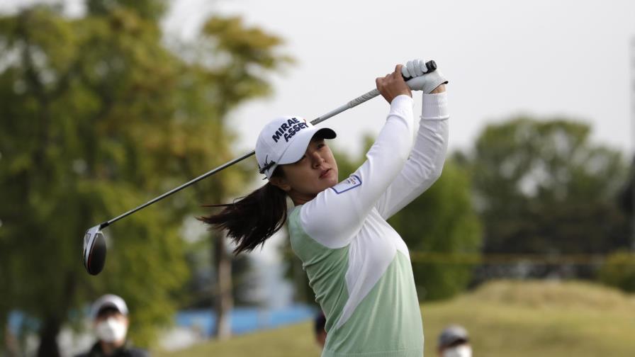 Silencio y distanciamiento en la reanudación del golf en Corea del Sur
