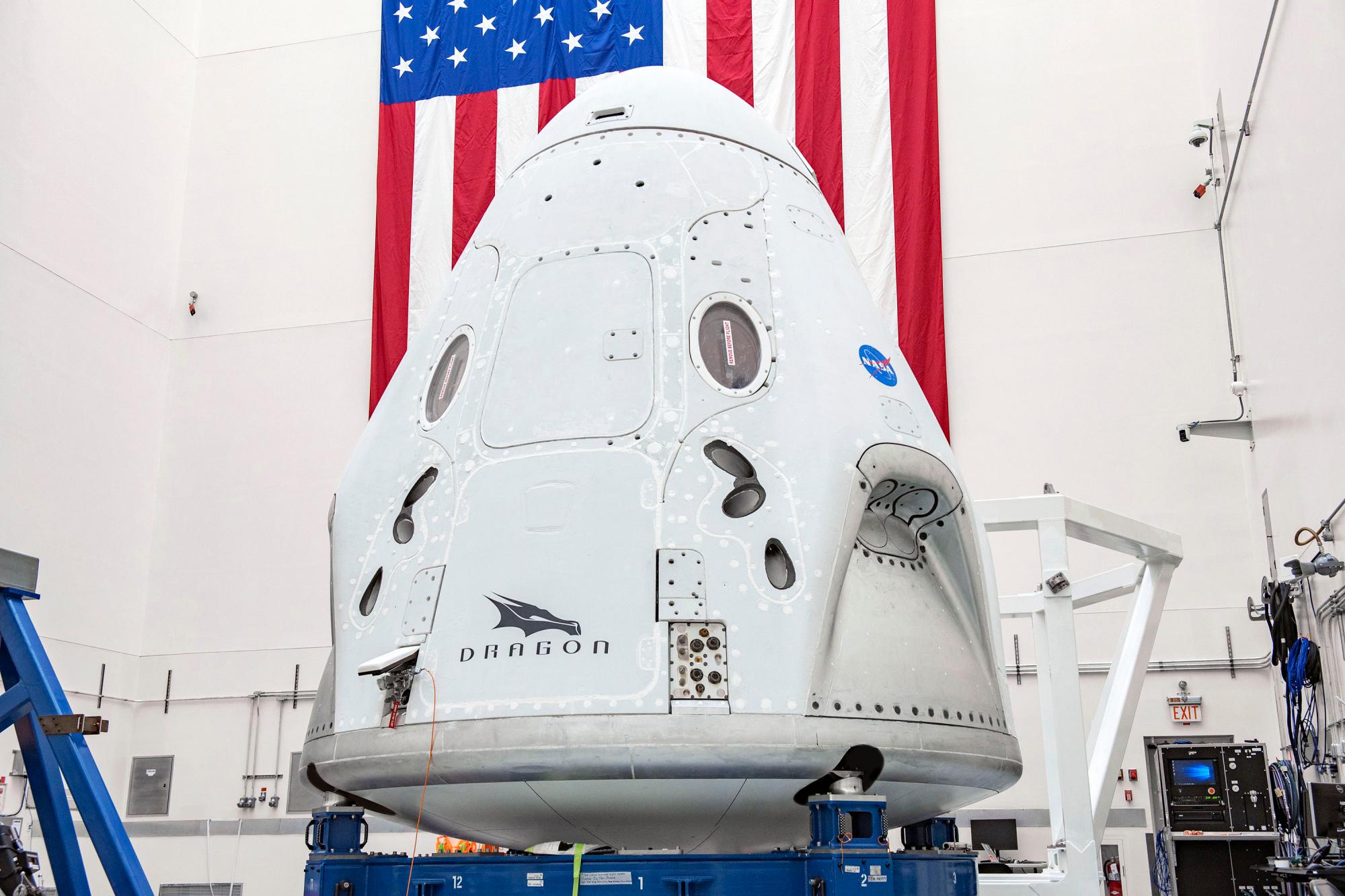 Esta foto de abril de 2020 puesta a disposición por SpaceX muestra la nave espacial Crew Dragon de la compañía en proceso final en la Estación de la Fuerza Aérea de Cabo Cañaveral, Florida, en preparación para el lanzamiento de la Demo-2 del 27 de mayo de 2020 con los astronautas de la NASA Bob Behnken y Doug Hurley. Estación espacial internacional para el programa de tripulación comercial de la NASA. (SpaceX a través de AP)