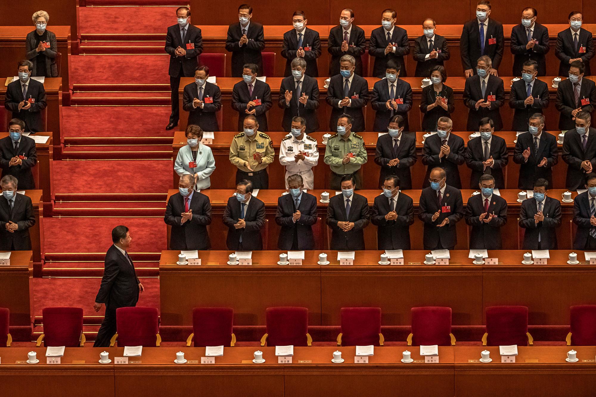 El presidente chino, Xi Jinping, llega a la segunda sesión plenaria del Congreso Nacional del Pueblo (APN) de China en el Gran Salón del Pueblo en Beijing, el lunes 25 de mayo de 2020. (Roman Pilipey / Pool Photo vía AP)