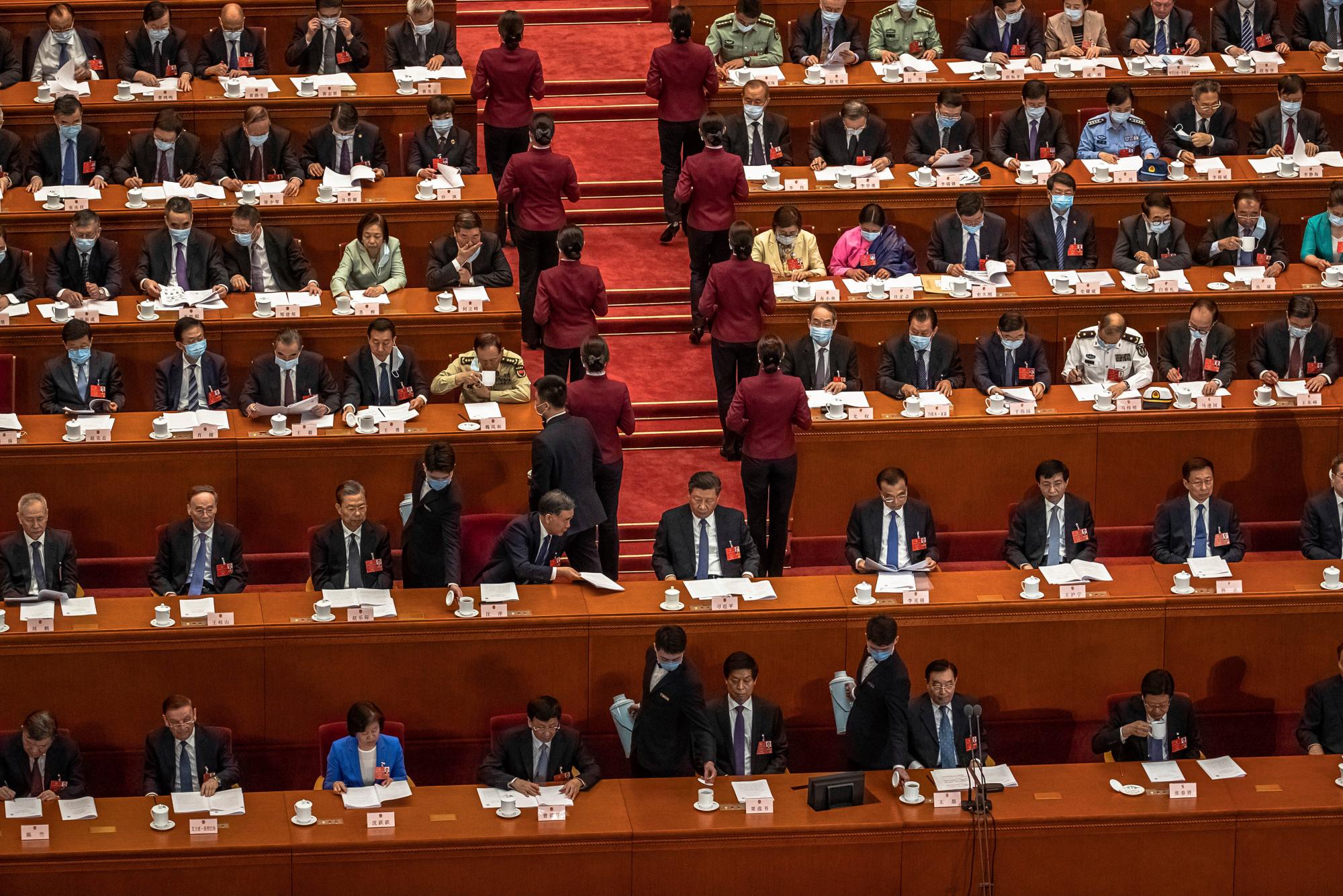 El presidente chino, Xi Jinping, centro, y el primer ministro Li Keqiang, centro derecha, junto con otros delegados, asisten a la segunda sesión plenaria del Congreso Nacional del Pueblo de China (APN) en el Gran Salón del Pueblo en Beijing, el lunes 25 de mayo de 2020. (Romano Foto de Pilipey / Pool a través de AP)