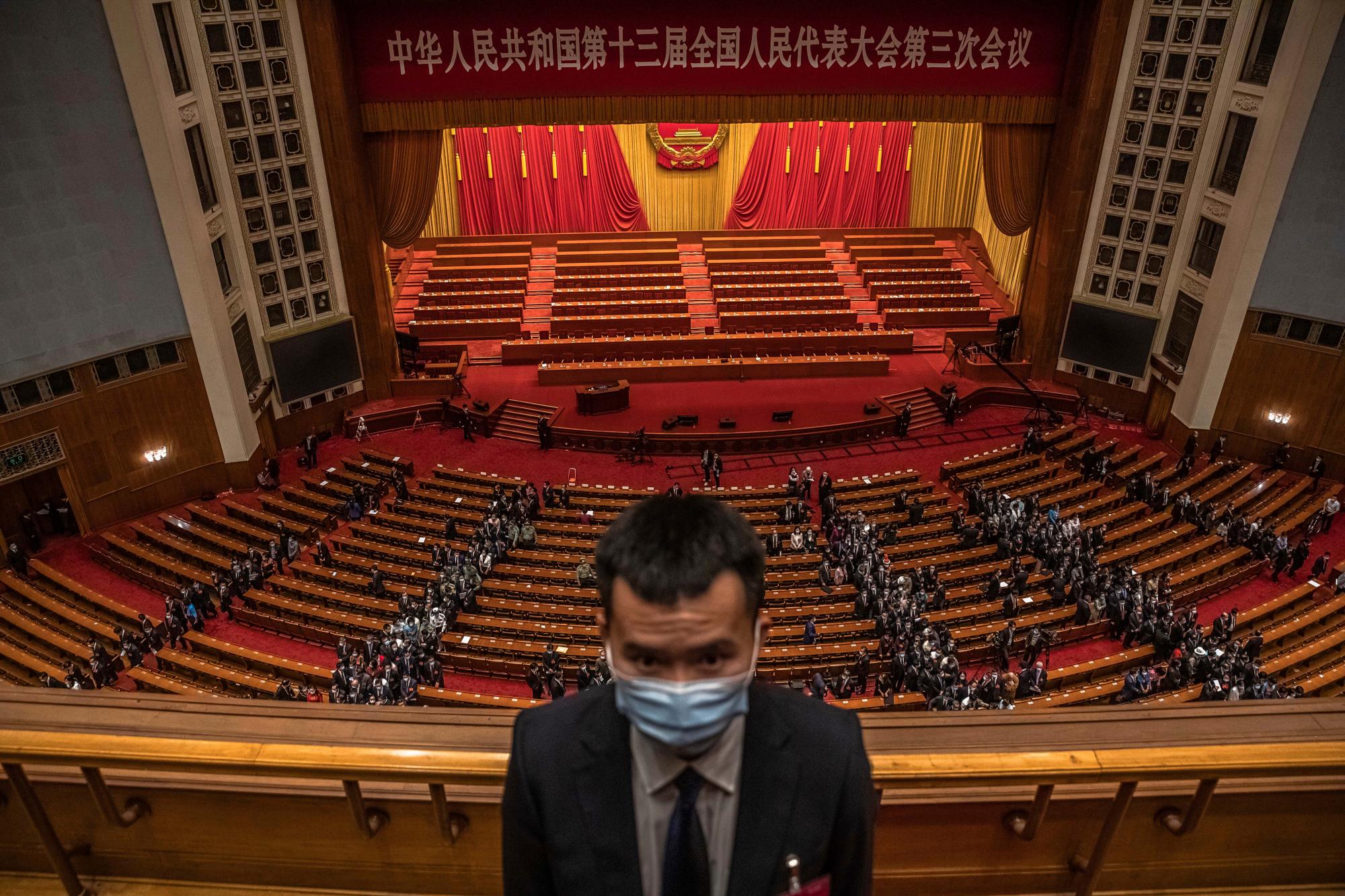 Un oficial de seguridad que usa una máscara protectora hace guardia mientras los delegados se van después de la segunda sesión plenaria del Congreso Nacional del Pueblo (APN) de China en el Gran Salón del Pueblo en Beijing, el lunes 25 de mayo de 2020. (Roman Pilipey / Pool Photo vía AP)