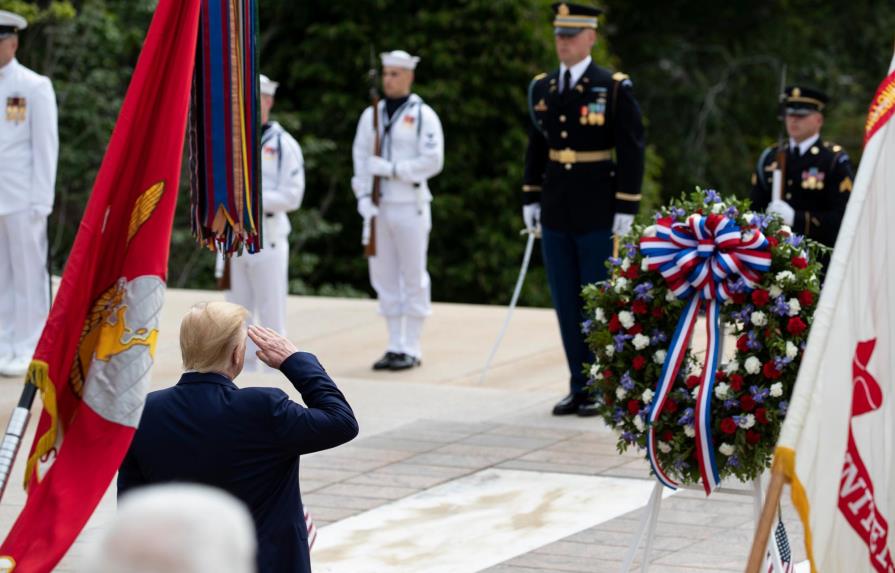 Trump rinde homenaje a miembros del servicio militar