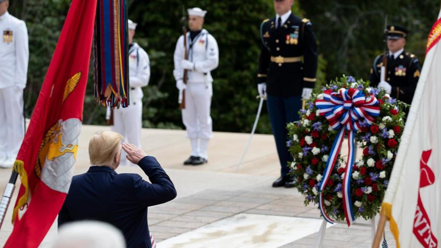 Trump rinde homenaje a miembros del servicio militar