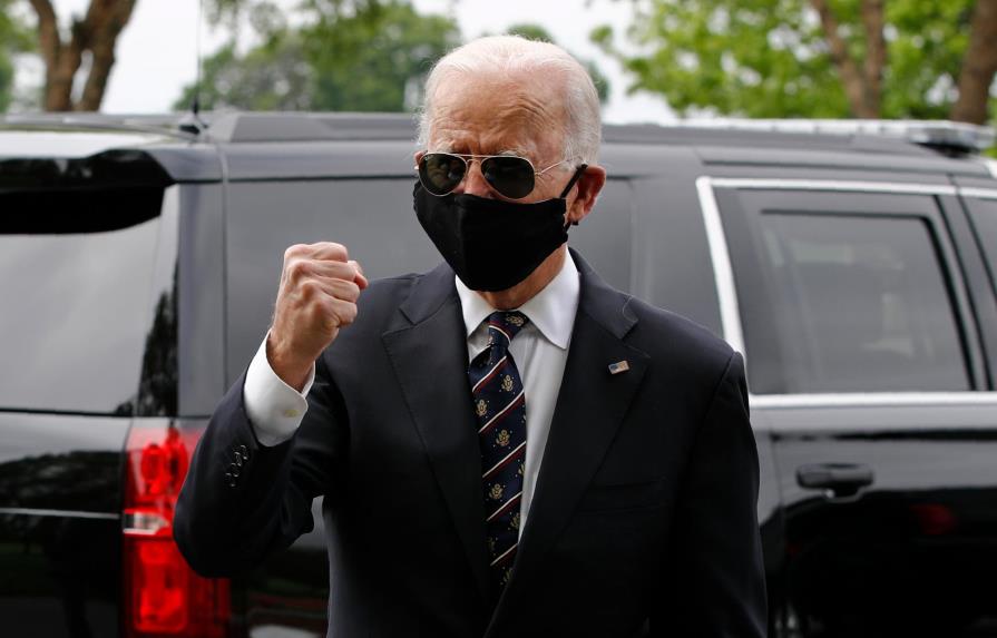 Con mascarilla, Biden retoma su campaña en unos Estados Unidos divididos