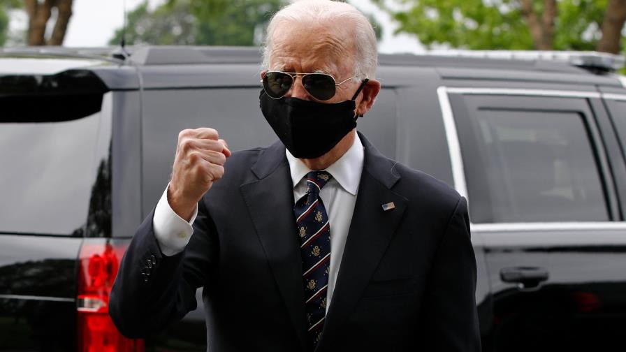 Con mascarilla, Biden retoma su campaña en unos Estados Unidos divididos