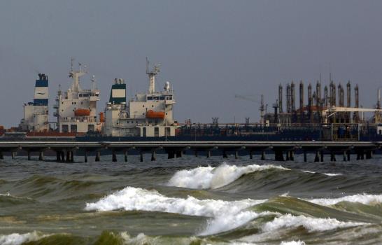 Venezuela celebra atraque de petrolero con gasolina de Irán