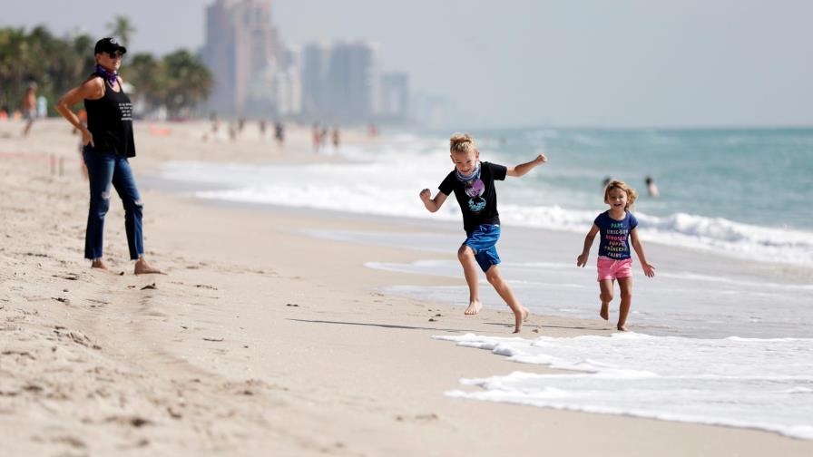 Florida supera los 52,000 casos mientras abre sus playas condado crítico