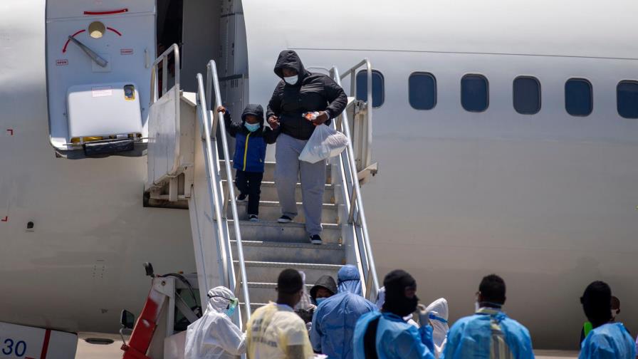 EEUU deporta a 30 haitianos; exlíder paramilitar se queda