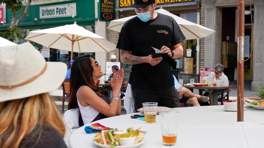 Restaurantes abren de vuelta en Los Ángeles tras confinamiento por la pandemia