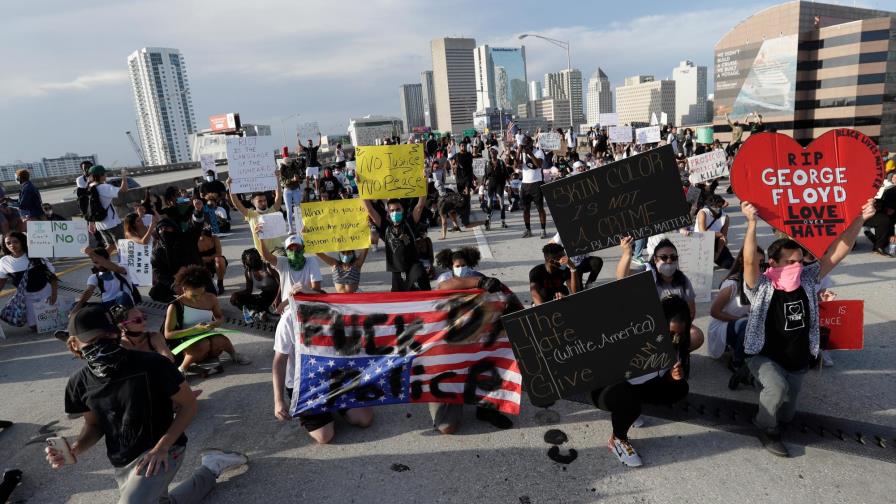 Centenares de manifestantes intentan invadir una autopista en Miami Centenares de manifestantes intentan invadir una autopista en Miami