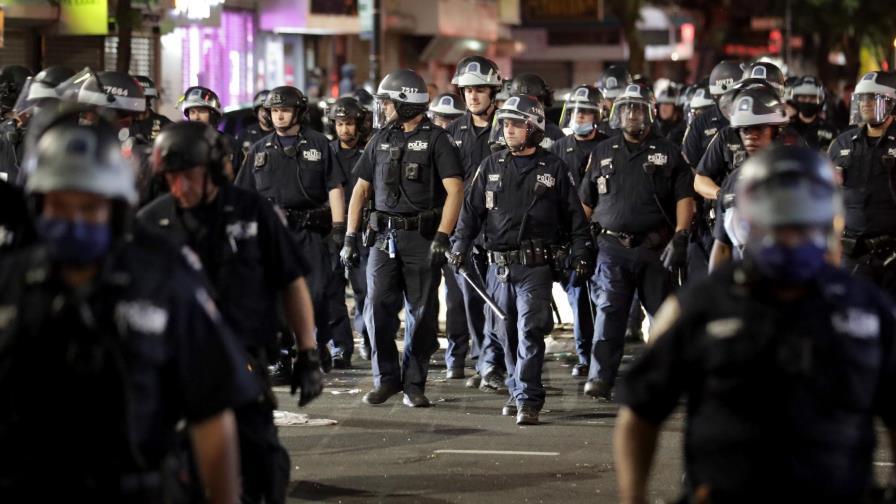Nueva York amplía el toque de queda hasta el domingo y condena la violencia