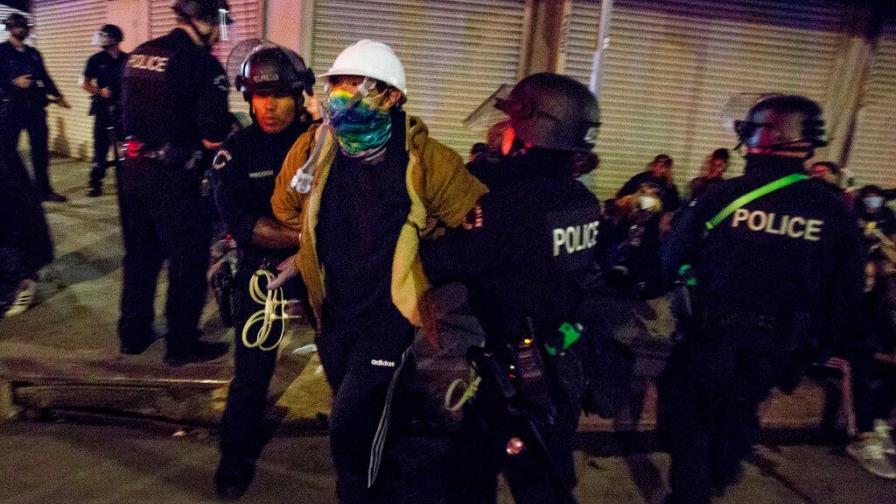 La policía lanza gases lacrimógenos contra protesta frente a Casa Blanca