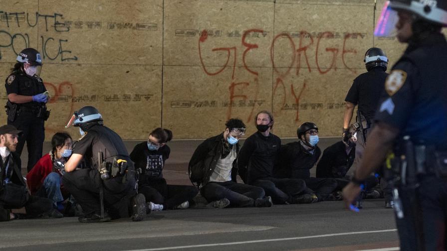 Ciudades de EE.UU. retiran sus toques de queda tras protestas pacíficas