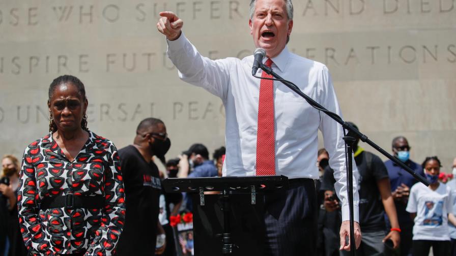 Nueva York destina 800 policías de escuelas a repartir mascarillas en metro Nueva York destina 800 policías de escuelas a repartir mascarillas en metro