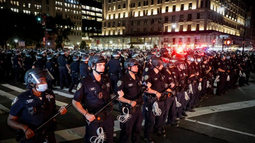 Autoridades de Nueva York defienden actuación policial tras toque de queda Autoridades de Nueva York defienden actuación policial tras toque de queda