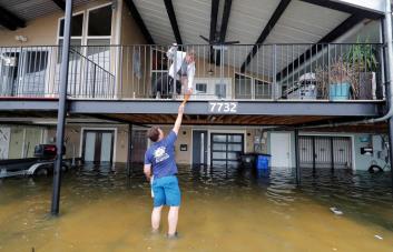 Lluvias e inundaciones anuncian tormenta tropical Cristóbal a costa de EE.UU.