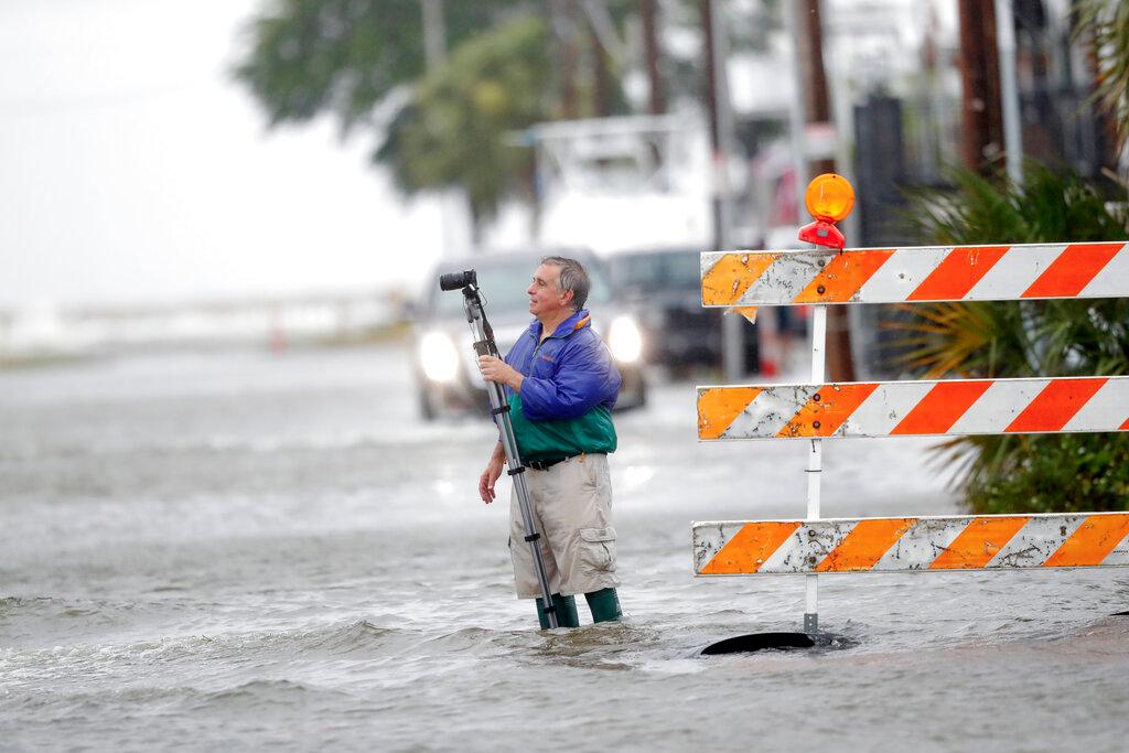 Charles Marsala, que vive en el puerto deportivo de Orleans en la sección West End de Nueva Orleans, filma una marejada ciclónica en aumento desde el lago Pontchartrain, antes de la tormenta tropical Cristóbal, el domingo 7 de junio de 2020.