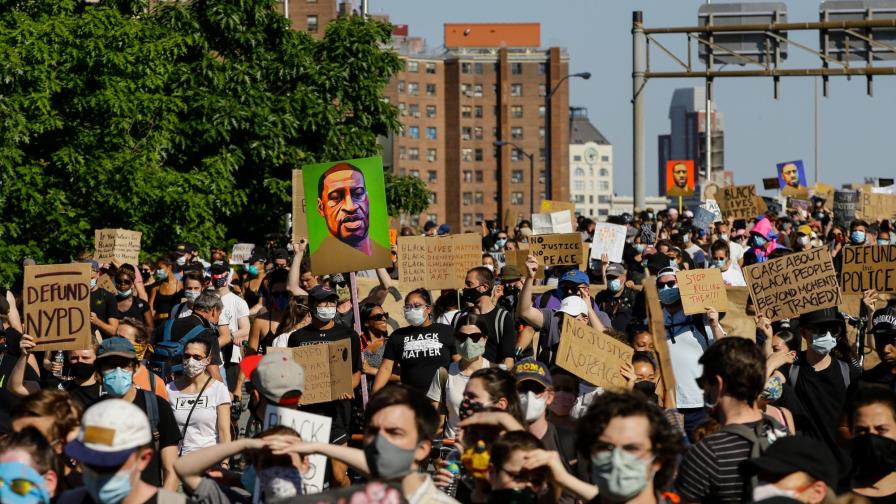 Miles de neoyorquinos bloquean el puente de Brooklyn en nuevas protestas