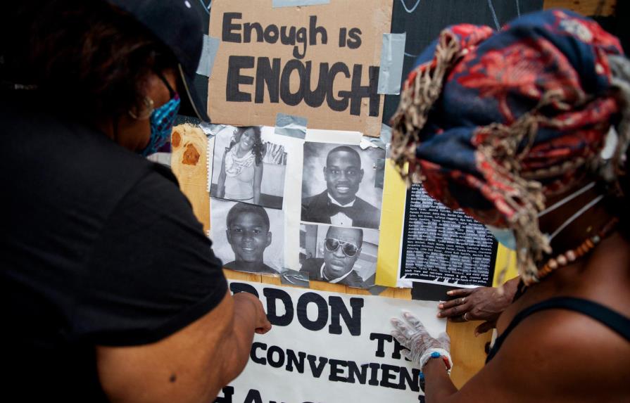 Investigan la muerte de otro hombre negro en custodia policial en EEUU