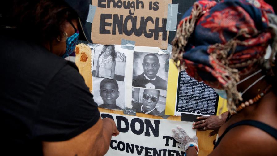 Investigan la muerte de otro hombre negro en custodia policial en EEUU