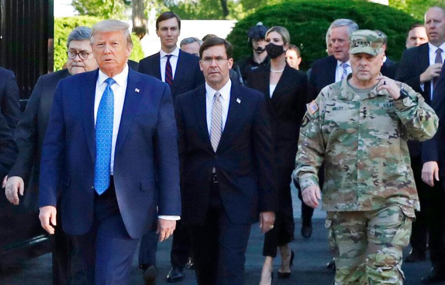 Trump promete “extinguir la plaga” de la COVID-19 al encabezar ceremonia militar