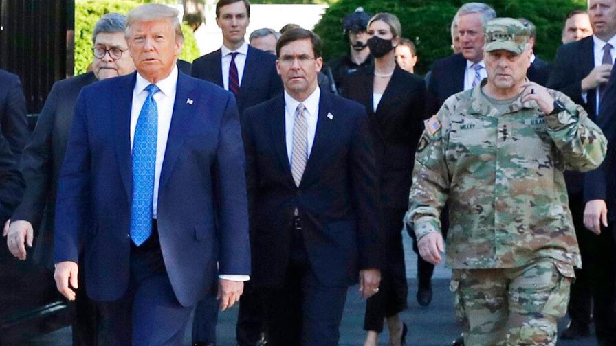 Trump promete “extinguir la plaga” de la COVID-19 al encabezar ceremonia militar