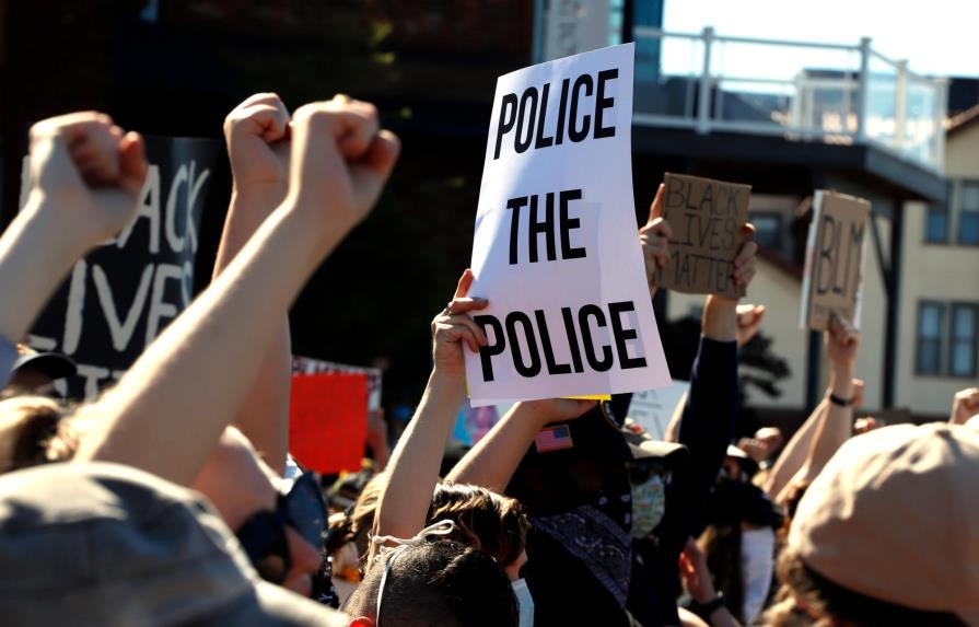 Abusos de policías en EEUU no son públicos hasta muy tarde