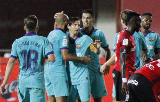 Espectador invade cancha; Barça aplasta a Mallorca