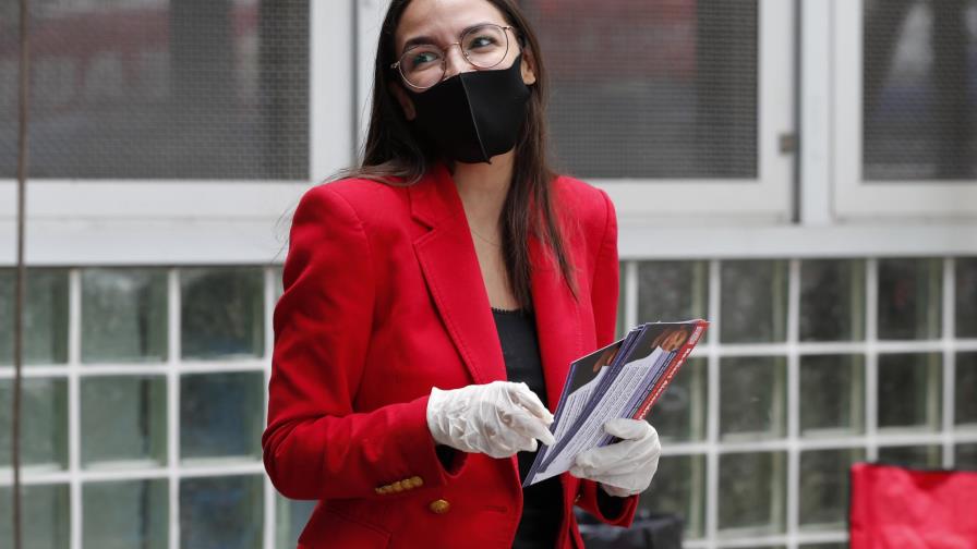 Ocasio-Cortez apoya políticas sociales en recta final electoral en Nueva York