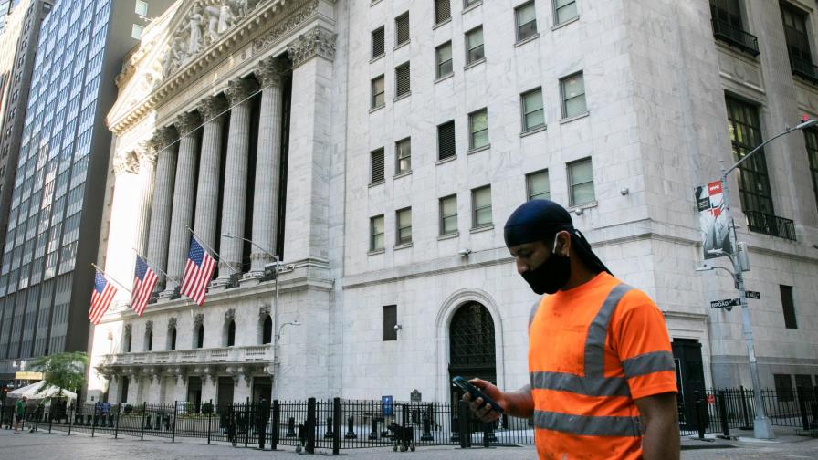 Wall Street cierra dispar por repliegue de grandes de la tecnología