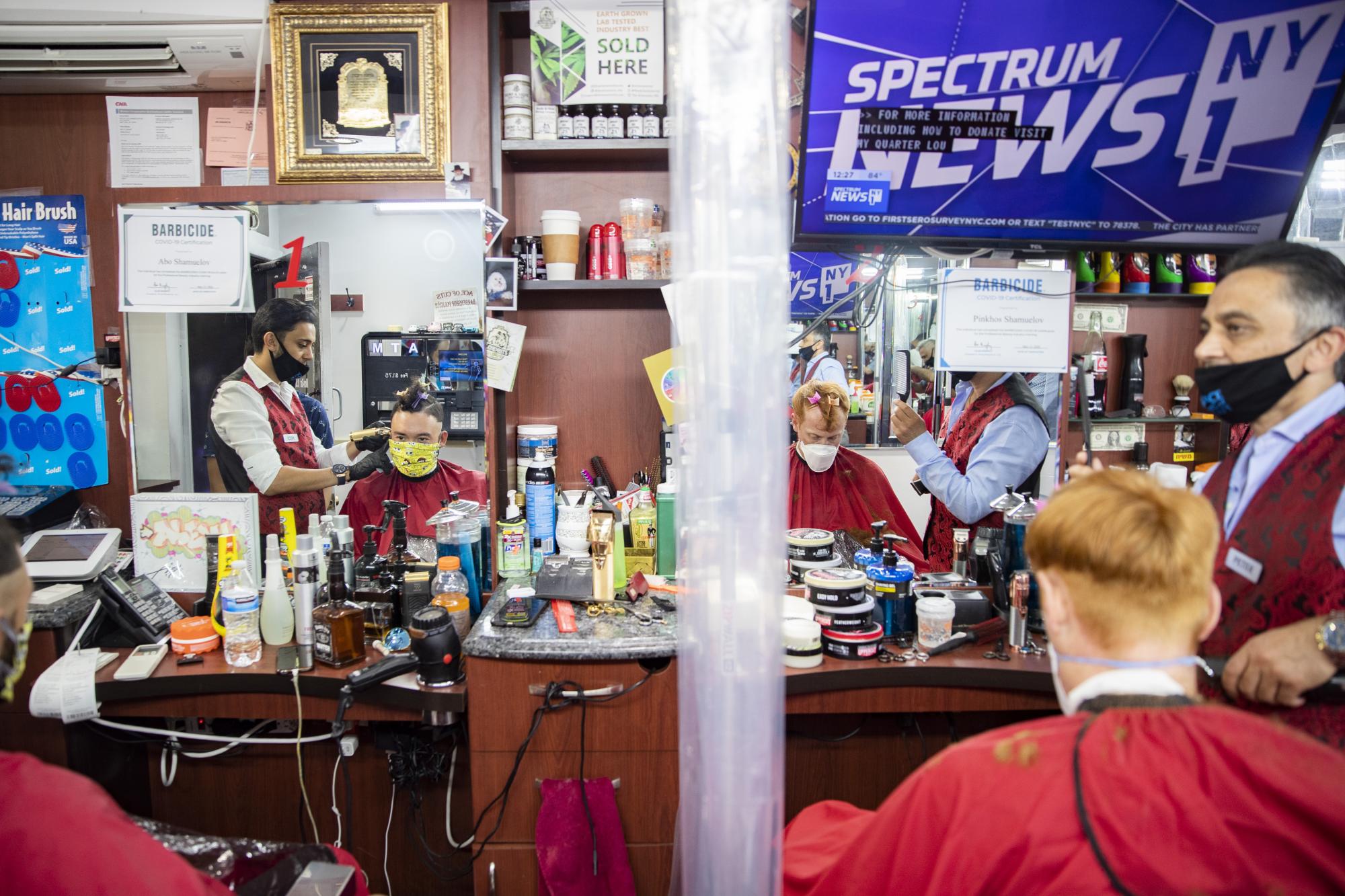 Clientes y barberos deben utilizar mascarillas dentro del establecimiento  (AP Photo/John Minchillo)