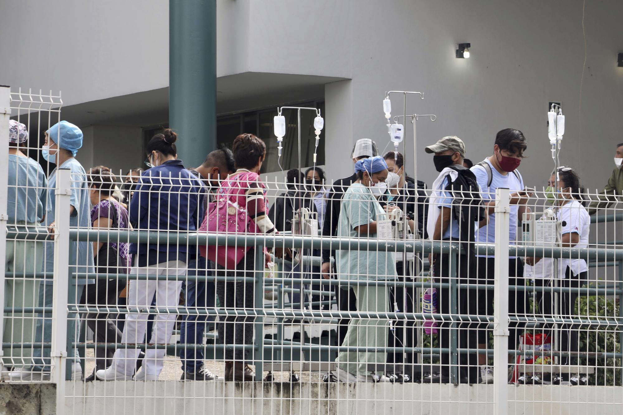 Los pacientes de un hospital de Oaxaca fueron evacuados tras el sismo de 7.7 grados que sacudió el sur de México el 23 de junio de 2020. (AP Photo/Luis Alberto Cruz Hernandez)