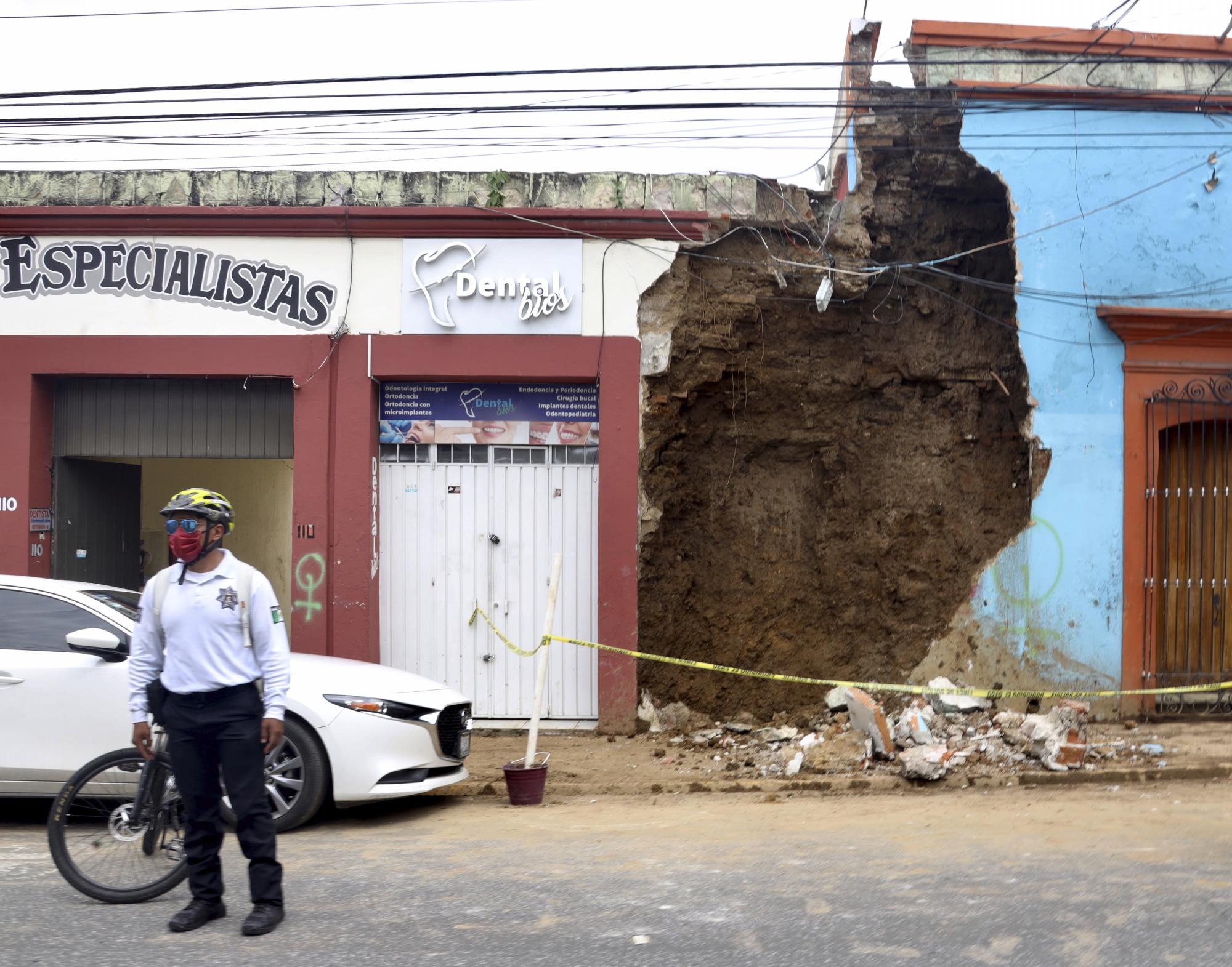 Un policía se para frente a una vivienda que colapsó parcialmente tras el fuerte sismo que sacudió el sur de México (AP Photo/Luis Alberto Cruz Hernandez)