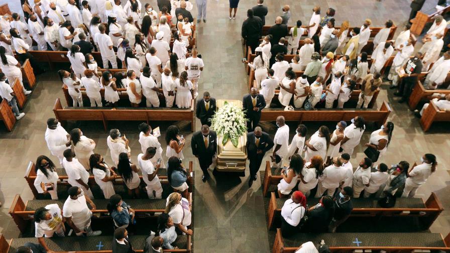 Hombre negro que mató un policía es despedido en iglesia de Luther King