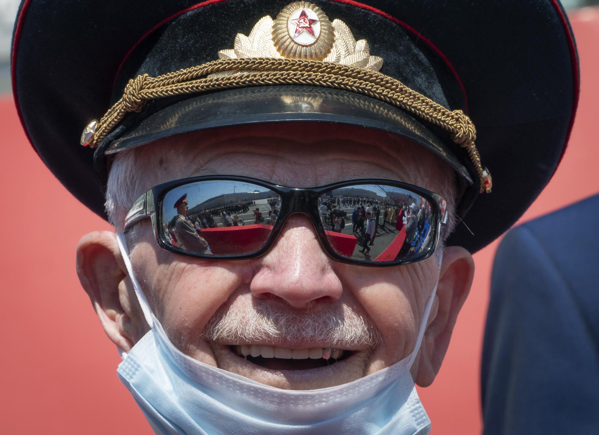 El veterano de guerra Vasily Shapochkin, de 95 años de edad, observa el desfile militar conmemorativo del 75 aniversario de la victoria sobre Alemania (AP Photo/Dmitri Lovetsky)