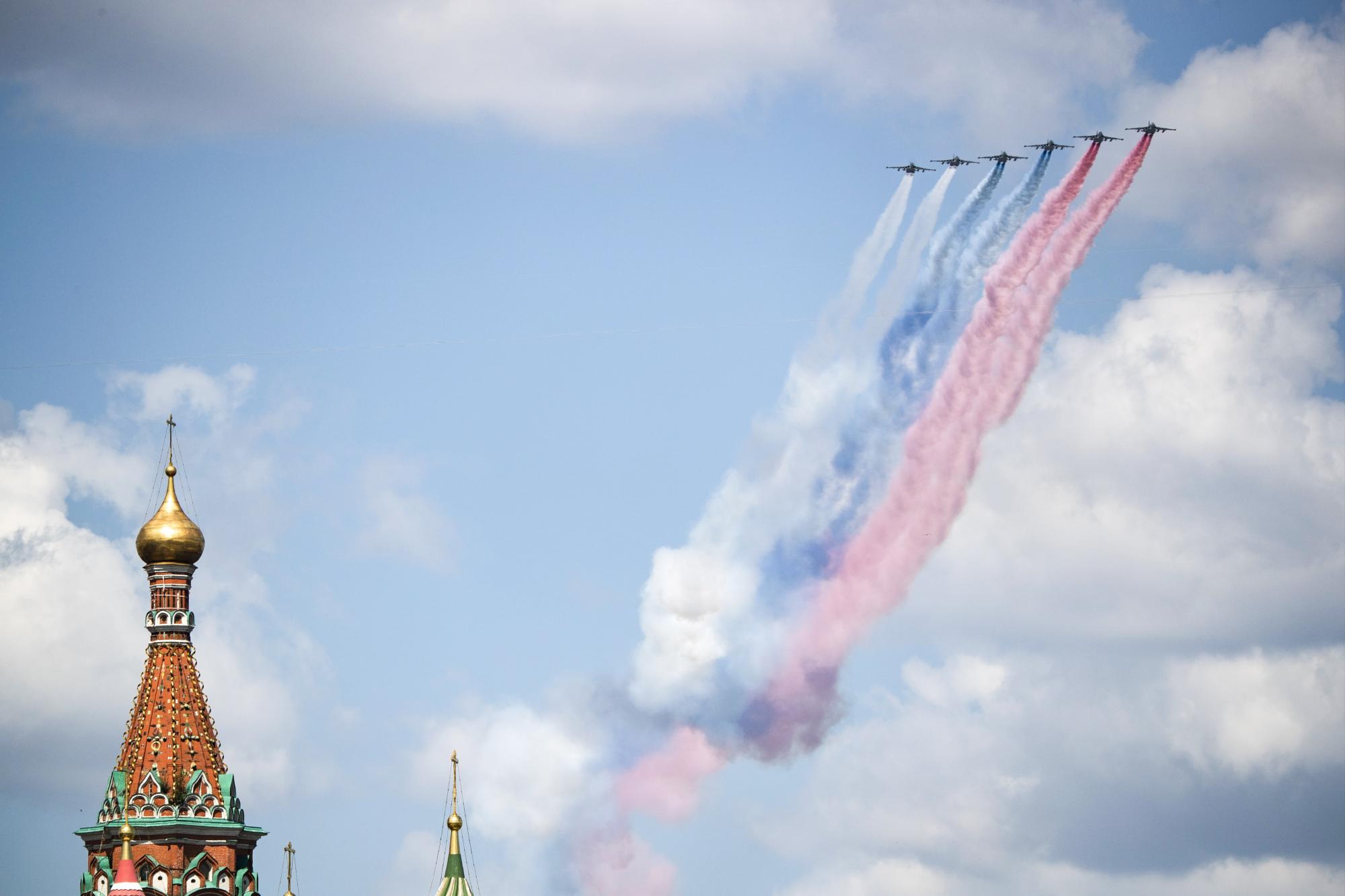 Aviones de combate ruso dejan una estela con los colores de la bandera rusa durante el desfile militar para conmemorar el el 75 aniversario de la victoria sobre Alemania en la II Guerra Mundial. (AP Photo/Alexander Zemlianichenko Jr)